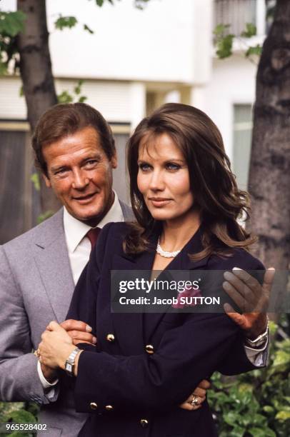 Roger Moore et Maud Adams lors de la sortie du James Bond 'Octopussy' à Londres le 31 mai 1973, Royaume-Uni.