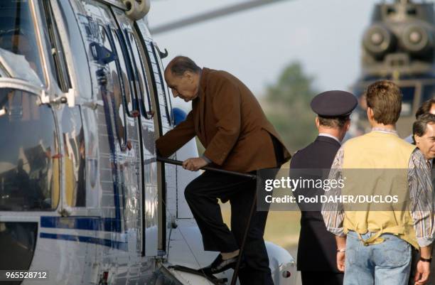 Le président Fraçois Mitterrand quitte Belle-Île-en-Mer à bord d'un hélicoptère après sa convalescence 29 septembre 1992, France.