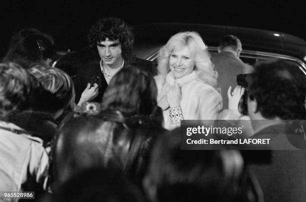 Dominique Rocheteau et Michèle Torr arrivent à la télévision le 24 novembre 1980 à Paris, France.