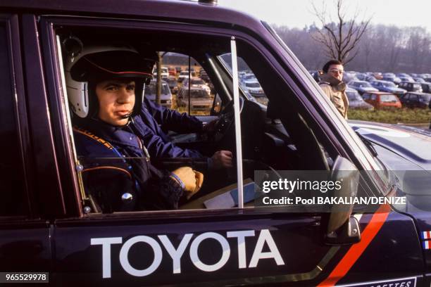 Daniel Balavoine lors du prologue du rallye Paris-Dakar le 30 décembre 1984 à Versailles, France.