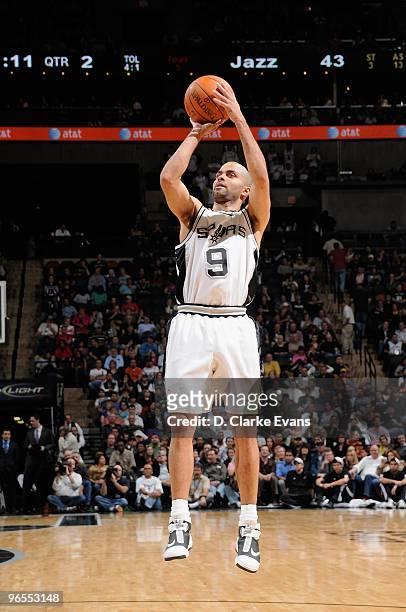 Tony Parker of the San Antonio Spurs takes a jump shot against the Utah Jazz during the game on January 20, 2010 at the AT&T Center in San Antonio,...