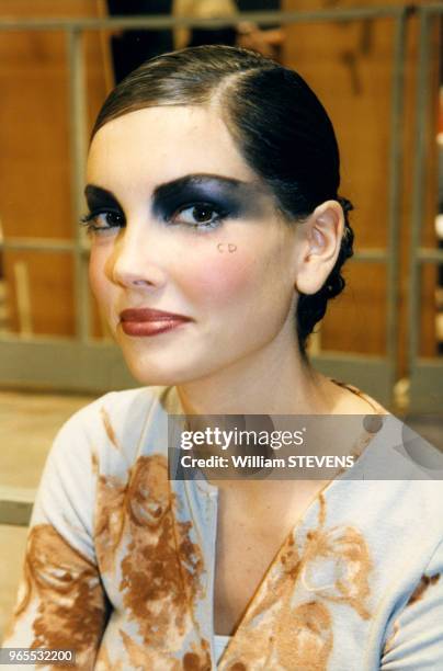 Top model dans les coulisses du défilé Christian Dior le 14 octobre 1997 à Paris, France.