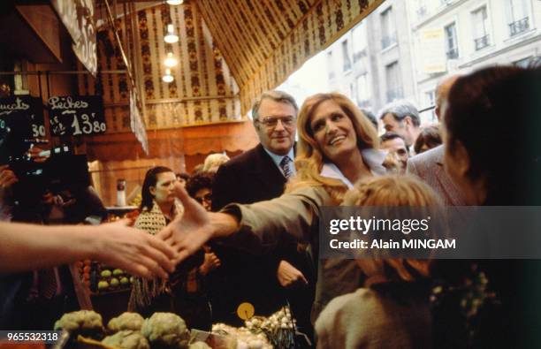 Dalida avec le Premier ministre Pierre Mauroy lors de la campagne pour les élections législatives le 17 juin 1981 à Paris, France.