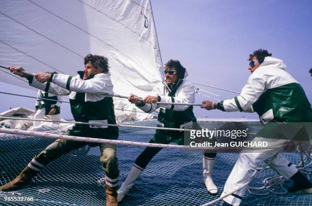 Bord du catamaran Formule TAG lors du trophée des multicoques le 27 avril 1985 à La Trinité-sur-Mer, France.