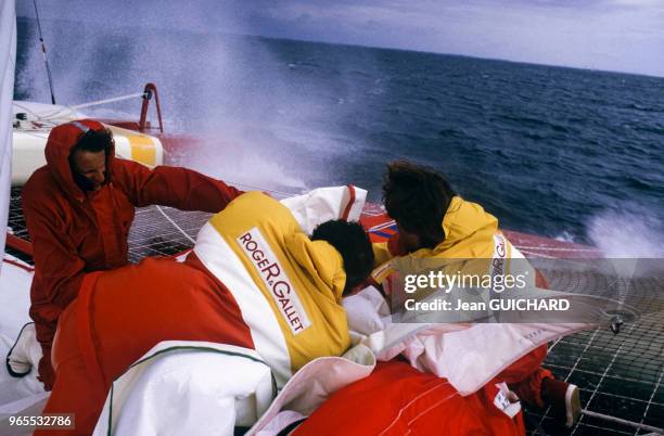 Bord du catamaran Roger & Gallet lors du trophée des multicoques le 27 avril 1985 à La Trinité-sur-Mer, France.