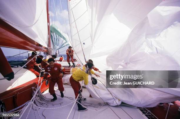 Bord du catamaran Roger & Gallet lors du trophée des multicoques le 27 avril 1985 à La Trinité-sur-Mer, France.