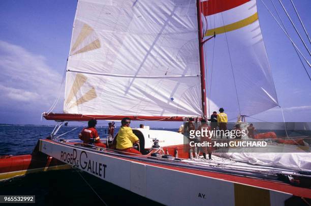 Bord du catamaran Roger & Gallet lors du trophée des multicoques le 27 avril 1985 à La Trinité-sur-Mer, France.