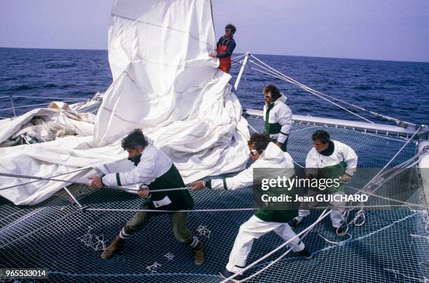 Bord du catamaran Formule TAG lors du trophée des multicoques le 27 avril 1985 à La Trinité-sur-Mer, France.