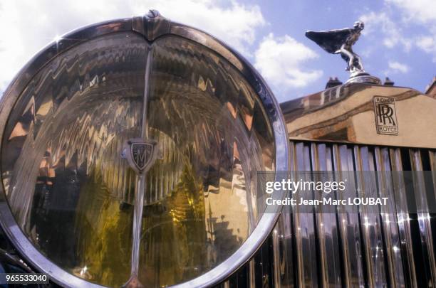 Phare, calandre et bouchon de réservoir d'une Rolls-Royce datant de 1935 le 29 avril 1985 à Fontainebleau, France.