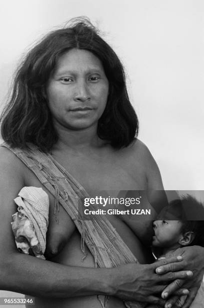 Une amérindienne et son bébé en Guyane Française le 21 décembre 1975, France.