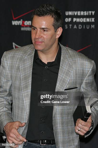 Arizona Cardinals quarterback Kurt Warner announces his retirement with Bible in hand at the Cardinals training facilty on January 29, 2010 in Tempe,...