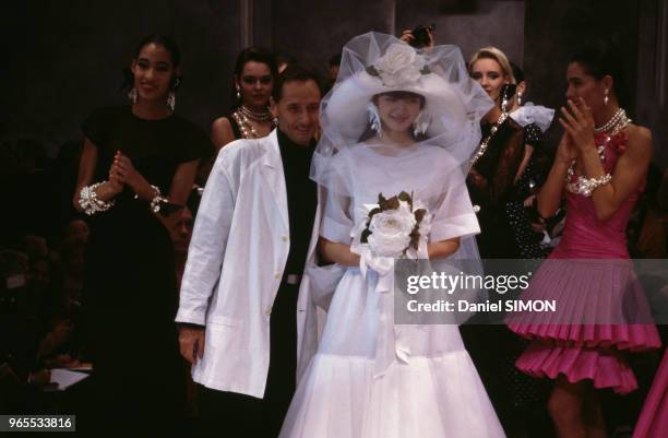 Le styliste Marc Bohan présente la robe de mariée qu'il a réalisée pour le défilé Christian Dior le 26 janvier 1987 à Paris, France.