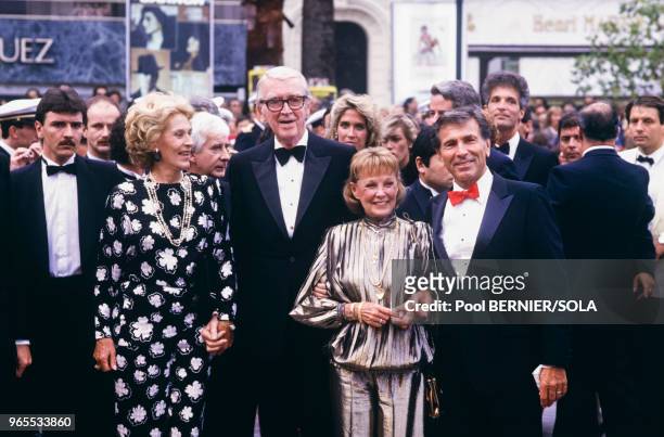 James Stewart et son épouse Gloria à gauche, et l'actrice June Allyson lors du Festival de Cannes le 20 mai 1985, France.