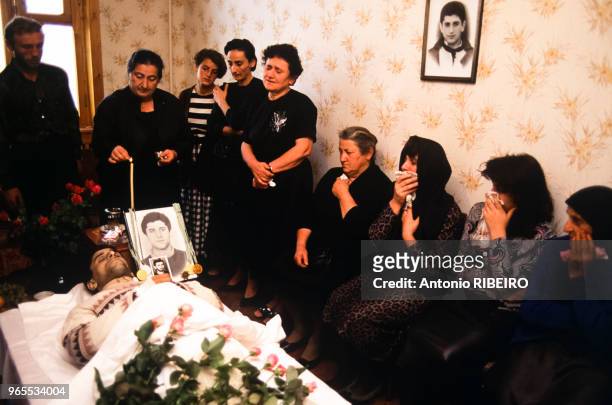 Enterrement d'un milicien pro-gouvernement tué lors d'affrontements à Tbilissi, le 28 septembre 1991, Géorgie.