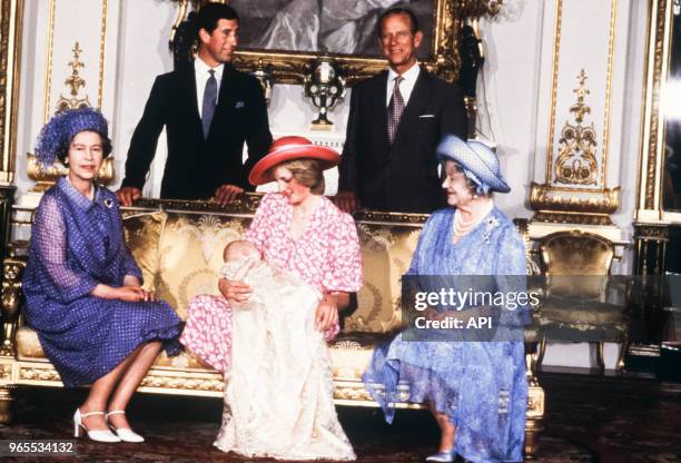 La reine Elizabeth II, son époux le prince Philip, Queen Mum et le prince Charles fêtent le 1er anniversaire du prince William assis sur les genoux...