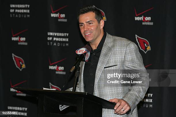 Arizona Cardinals quarterback Kurt Warner announces his retirement at the Cardinals training facilty on January 29, 2010 in Tempe, Arizona.