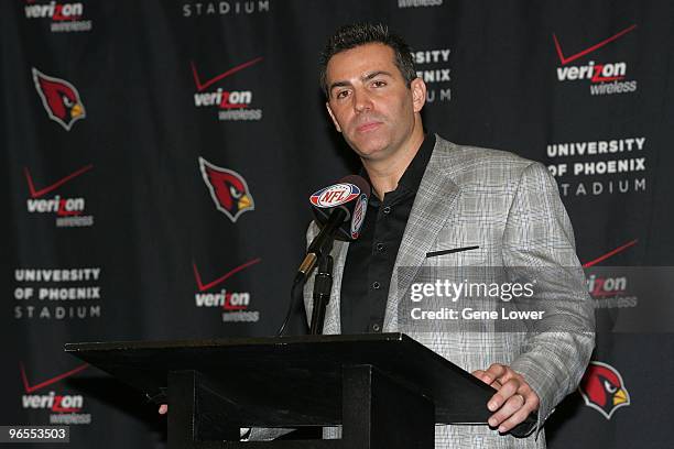 Arizona Cardinals quarterback Kurt Warner announces his retirement at the Cardinals training facilty on January 29, 2010 in Tempe, Arizona.