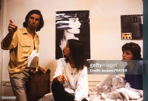 Jacques Doillon, Juliet Berto et Juliette Binoche lors du tournage du film 'La Vie de famille' le 13 juillet 1984, France.