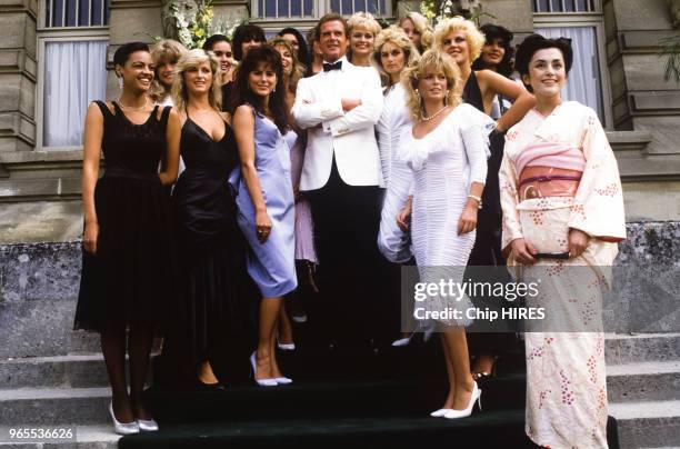 Roger Moore avec les actrices lors du tournage du film 'Dangereusement vôtre' réalisé par John Glen le 16 aout 1984 en France.