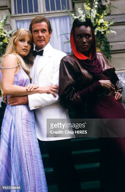 Roger Moore avec Tanya Roberts et Grace Jones lors du tournage du film 'Dangereusement vôtre' réalisé par John Glen le 16 aout 1984 en France.