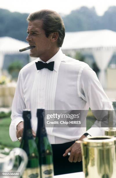 Roger Moore lors du tournage du film 'Dangereusement vôtre' réalisé par John Glen le 16 aout 1984 en France.