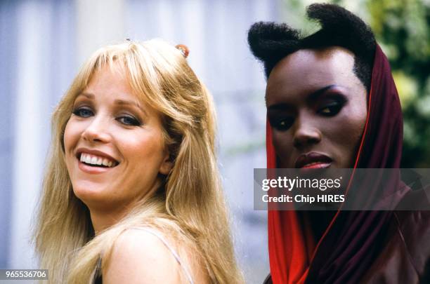 Tanya Roberts et Grace Jones lors du tournage du film 'Dangereusement vôtre' réalisé par John Glen le 16 aout 1984 en France.