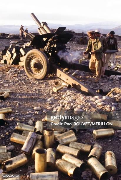 Tir de canons pendant la bataille de Djelalabad en mars 1989, Afghanistan.