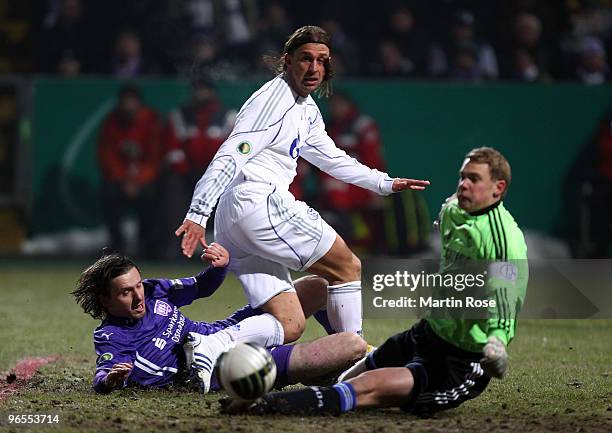 Henrich Bencik of Osnabruck and Marcelo Bordon of Schalke battle for the ball during the DFB Cup quarter final match between VfL Osnabrueck and FC...