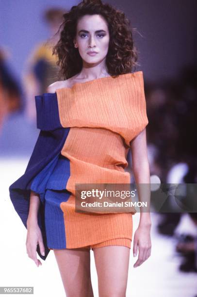 Défilé Issey Miyake, Prêt-à-Porter, collection Printemps/été 1990 à Paris le 21 octobre 1989, France.