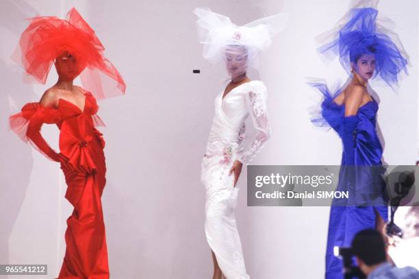 Robes de mariée bleu blanc rouge dans le défilé Ungaro le 25 juillet 1989 à Paris, France.