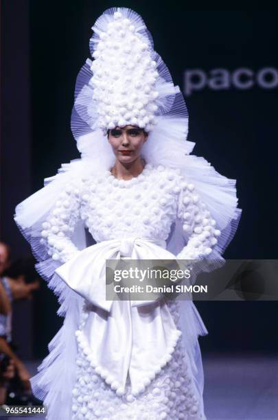 Robe de mariée dans le défilé Paco Rabanne le 26 juillet 1989 à Paris, France.