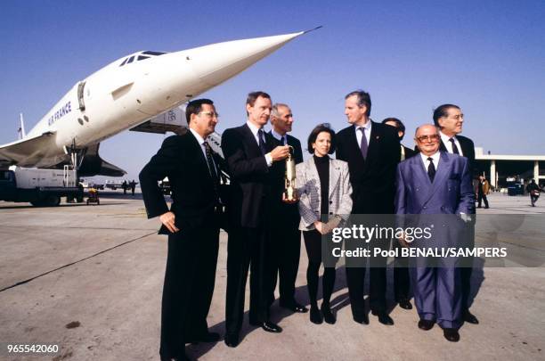 Michel Barnier et Jean-Claude Killy au pied du Concorde lors du voyage de la flamme olympique entre Paris et Athènes le 14 décembre 1991, France.