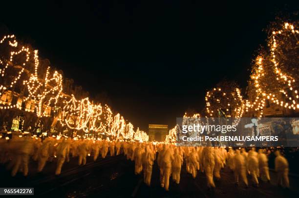 Défilé sur les Champs-Elysées pour l'arrivée de la flamme olympique à Paris le 14 décembre 1991, France.