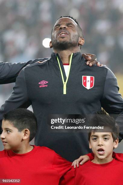 Jefferson Farfan of Peru sings the national anthem prior to the international friendly match between Peru and Scotland at Estadio Nacional de Lima on...