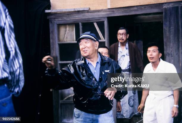 La réalisateur Akira Kurosawa et l'acteur Tatsuo Matsumara lors du tournage de son film 'Madadayo' le 15 juin 1992, Japon.