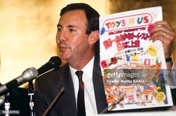 Larry Bouts, président de Toys 'R' Us au Japon le jour de l'ouverture d'un magasin à Ibaraki le 20 décembre 1991.