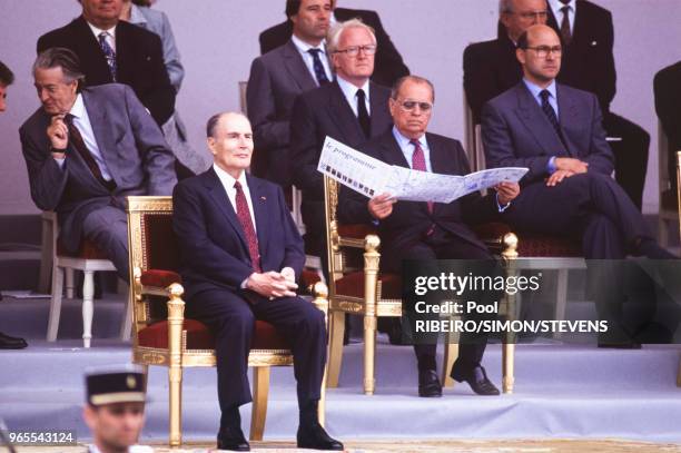 Le président François Mitterrand sur la tribune officielle entouré des ministres Roland Dumas, Michel Vauzelle, Pierre Bérégovoy et Michel Sapin le...