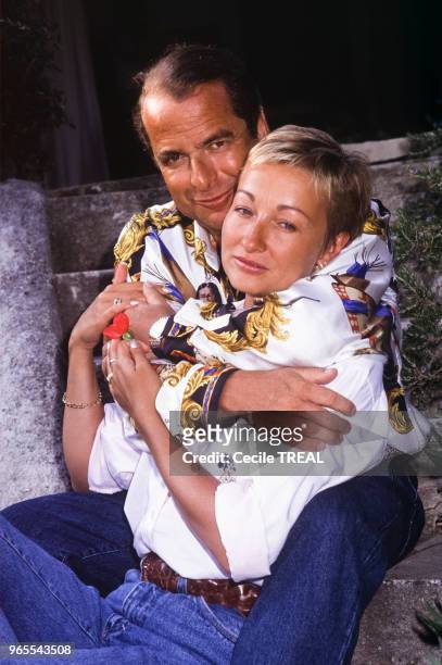 écrivain Paul-Loup Sulitzer et son amie Véronique le 23 juillet 1992 à Saint-Tropez, France.