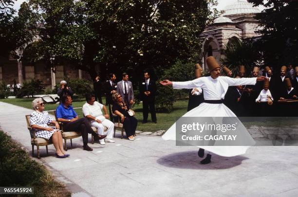 George Bush et son épouse Barbara assistent à un spectacle de derviches tourneurs avec à droite le président turc Turgut Ozal et son épouse le 23...