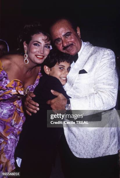 Adnan Khashoggi, son épouse Lamia et leur fils Ali le 24 juillet 1991 à Mougins, France.