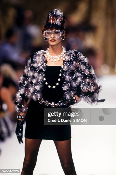 Linda Evangelista au défilé Chanel, Haute Couture, collection Automne/Hiver 1991/92 à Paris le 22 juillet 1991, France.