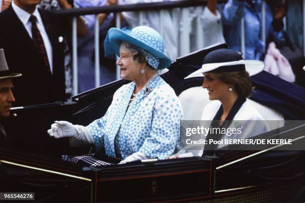 La reine mère Elizabeth - Queen Mum - et la princesse Diana au meeting hippique de Royal Ascot le 18 juin 1985, Royaume-Uni.