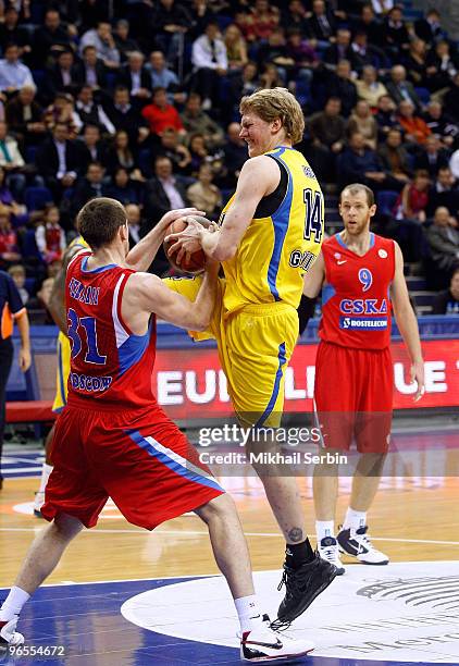 Jan-Hendrick Jagla, #14 of Asseco Prokom Gdynia Viktor Khryapa, #31 of CSKA Moscow in action during the Euroleague Basketball 2009-2010 Last 16 Game...