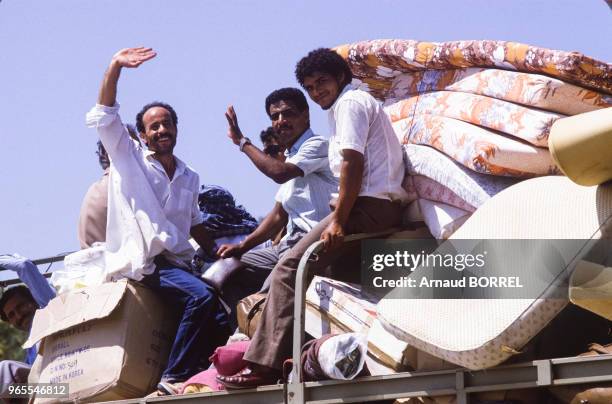 Arrivée sur le sol tunisien de travailleurs partis en Libye mais licenciés et expulsés car devenus inutiles pour l'exécution du plan de développement...