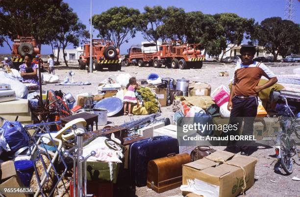 Arrivée sur le sol tunisien de travailleurs partis en Libye mais licenciés et expulsés car devenus inutiles pour l'exécution du plan de développement...