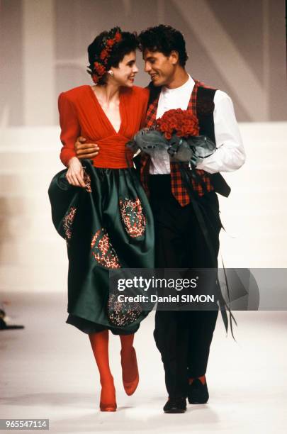 Défilé Valentino le 21 mars 1988 à Paris, France.