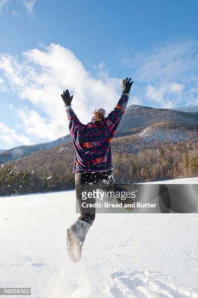 young woman jumping in the snow - manchester vermont stockfoto's en -beelden