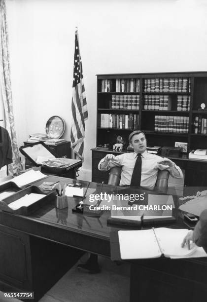 Walter Mondale, vice-président américain, dans son bureau à Washington le 21 novembre 1977, Etats-Unis.