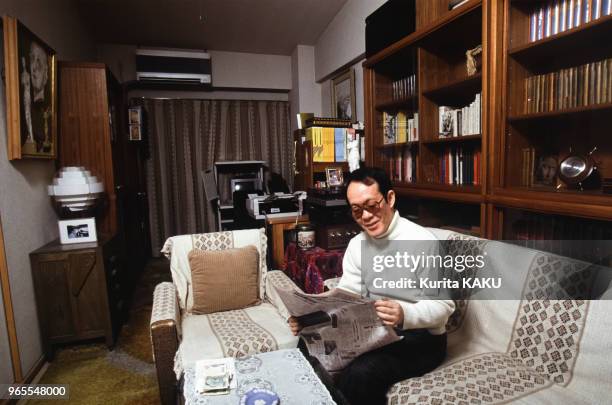 Le 'Japonais cannibale' Issei Sagawa, dans son salon après son retour au Japon, le 22 janvier 1992 à Tokyo, Japon.