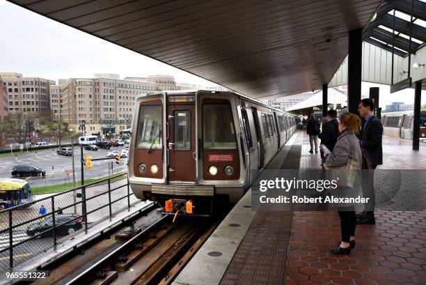 Dc Train 255 Metro Train Washington D C Stock Photos, High-Res Pictures, and ...